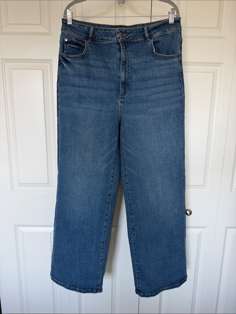 Well Worn Vintage-Inspired High Rise Wide Leg Jeans - Medium Blue
